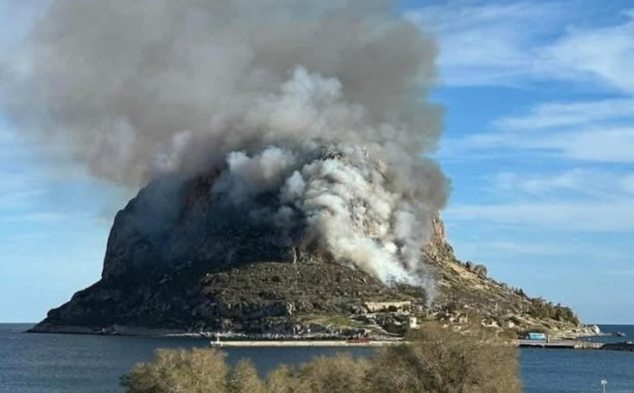 Σε εξέλιξη φωτιά στη Μονεμβασιά - Επιχειρούν εναέρια μέσα