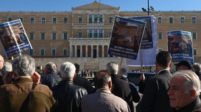 Διαμαρτυρία συνταξιούχων έξω από το υπουργείο Εργασίας και πορεία στη Βουλή