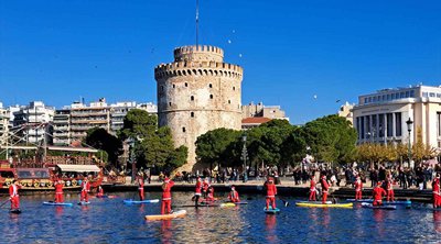 Από Αϊ-Βασίληδες που κωπηλατούν με sup γεμίζει ο Θερμαϊκός
