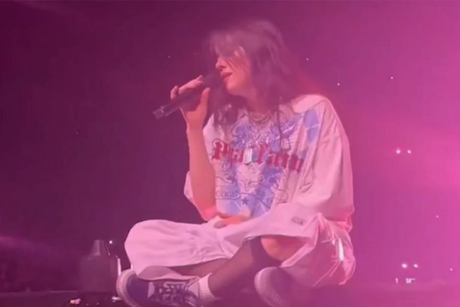 Billie Eilish: Της πέταξαν κολιέ στο πρόσωπο τη στιγμή που τραγουδούσε - ΒΙΝΤΕΟ