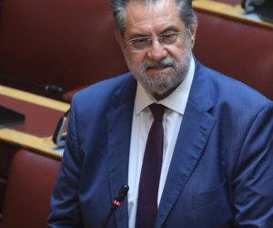 Βουλευτής του ΣΥΡΙΖΑ μιλούσε μέσω τηλεδιάσκεψης σε συνεδρίαση Επιτροπής ενώ οδηγούσε  - ΒΙΝΤΕΟ