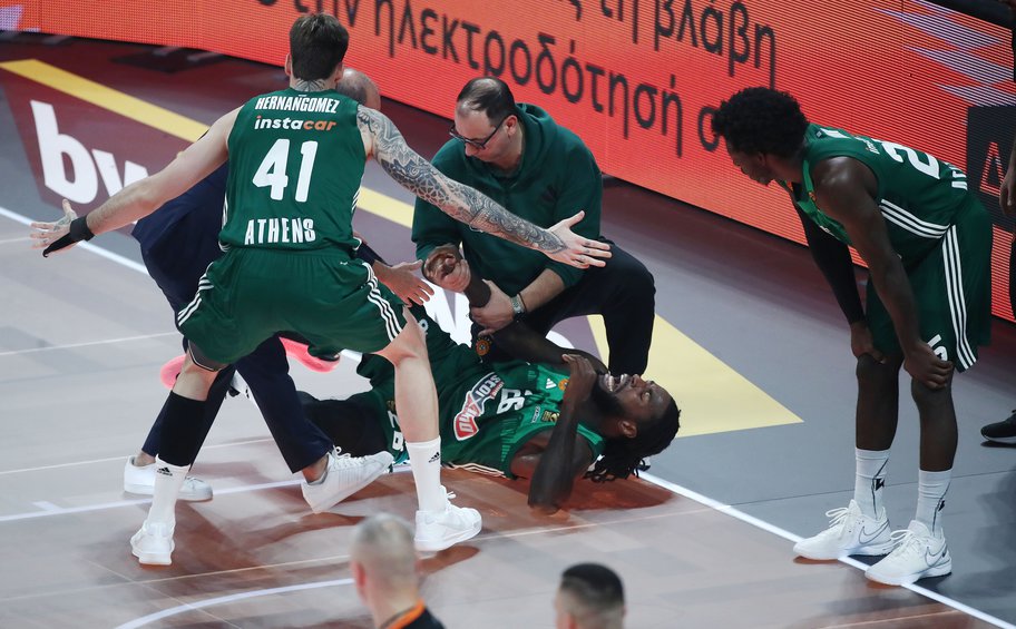 Euroleague: «Πάγωσε» το ΟΑΚΑ με τον σοκαριστικό τραυματισμό του Λεσόρ - BINTEO 