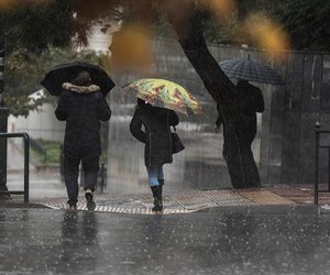 Σε ποιες περιοχές αναμένονται ισχυρές βροχές και καταιγίδες σήμερα - Πού θα χιονίσει - Ο καιρός τα Χριστούγεννα