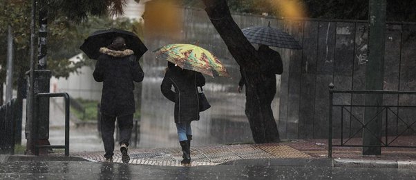 Σε ποιες περιοχές αναμένονται ισχυρές βροχές και καταιγίδες σήμερα - Πού θα χιονίσει - Ο καιρός τα Χριστούγεννα