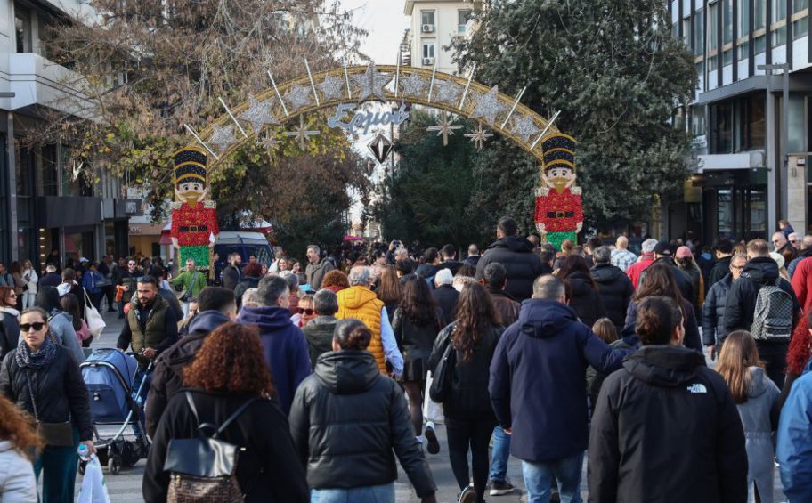 Εορταστικό ωράριο: Πώς θα λειτουργήσουν τα καταστήματα σήμερα και αύριο, παραμονή Χριστουγέννων
