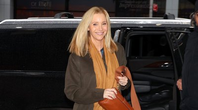 Lisa Kudrow: Η Φοίβη από τα «Φιλαράκια» ξέρει πώς θα φορέσουμε τα παλτό-κουβέρτα