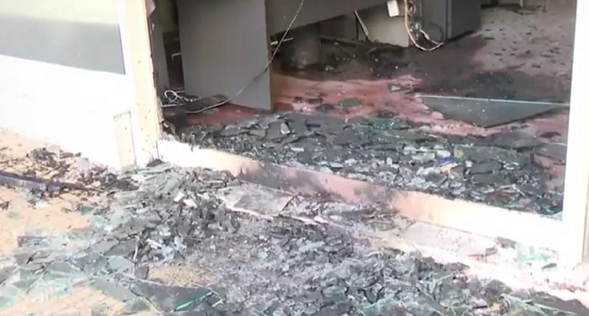 Εμπρηστικές επιθέσεις σε Κολωνό και Θησείο – Ζημιές σε μεσιτικό γραφείο – ΒΙΝΤΕΟ