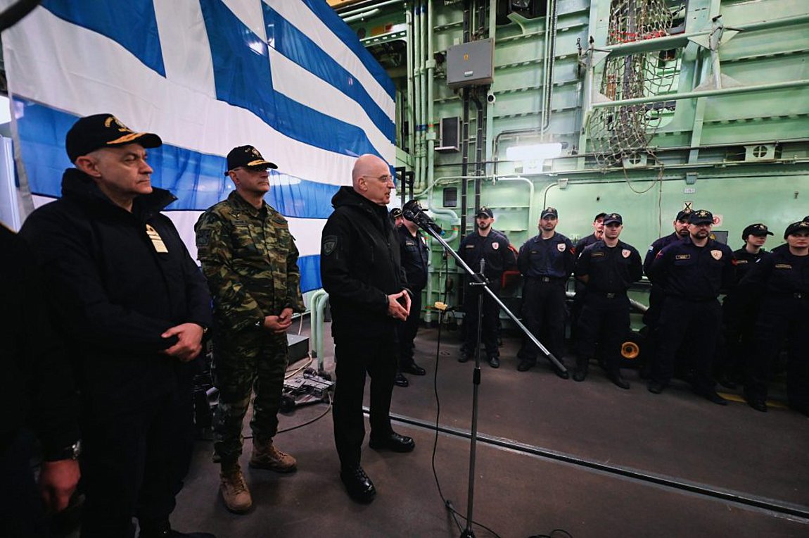 Επίσκεψη Δένδια εν πλω στη Φρεγάτα «ΨΑΡΑ» – Το «ευχαριστώ» στο Πολεμικό Ναυτικό