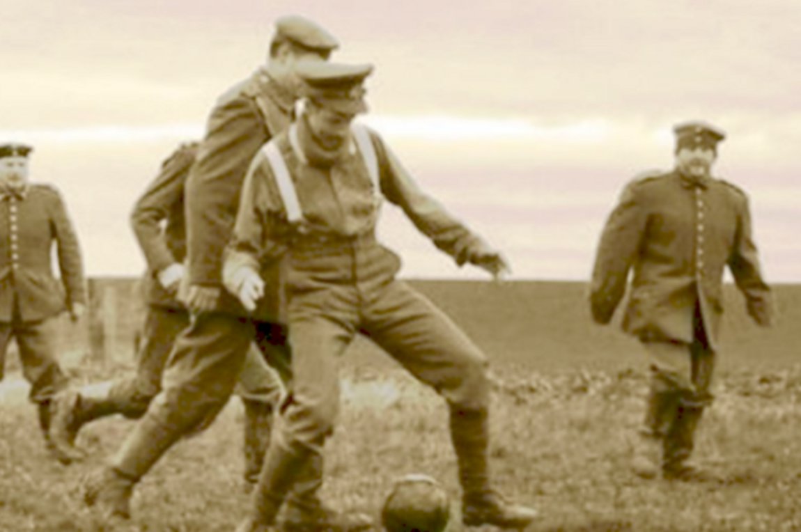 Παίζοντας μπάλα τα Χριστούγεννα στο μέτωπο