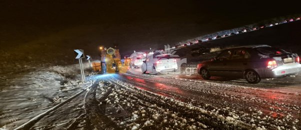 Αράχωβα: «Κόλλησαν» στο χιόνι χωρίς αλυσίδες - Ουρές χιλιομέτρων