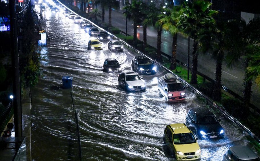 Προβλήματα από την έντονη βροχόπτωση στην Αττική – Διακοπή κυκλοφορίας στη Λ. Ποσειδώνος
