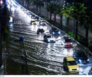 Προβλήματα από την έντονη βροχόπτωση στην Αττική – Διακοπή κυκλοφορίας στη Λ. Ποσειδώνος
