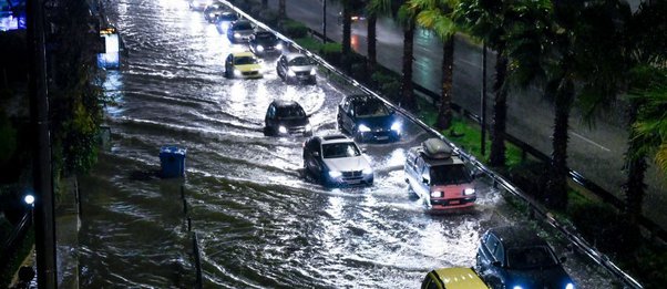 Προβλήματα από την έντονη βροχόπτωση στην Αττική – Διακοπή κυκλοφορίας στη Λ. Ποσειδώνος
