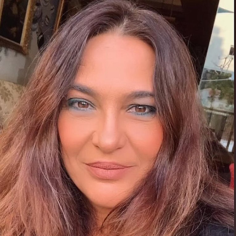 Κωνσταντίνα Μπεκιάρη: Ήρεμα Χριστούγεννα με τον γιο της μπροστά στο τζάκι