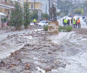 Εύβοια: Υπερχείλισε ο ποταμός Κηρέας, πλημμύρισαν σπίτια, έκλεισαν δρόμοι - BINTEO
