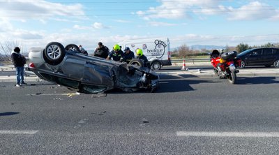 Τροχαίο στη Λάρισα: ΙΧ τούμπαρε στη μέση του δρόμου - Τέσσερα άτομα στο νοσοκομείο