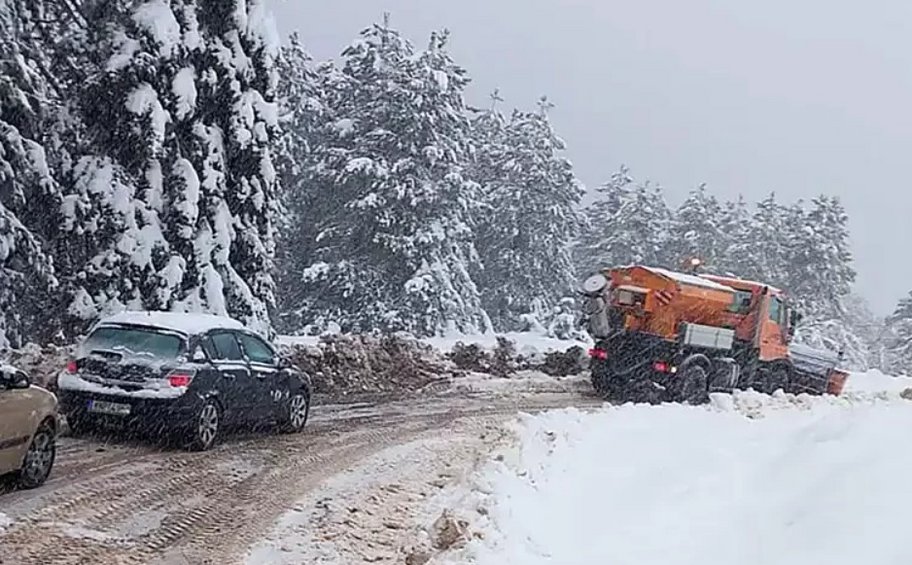 Κακοκαιρία: Απεγκλωβισμός αυτοκινήτων με επισκέπτες σε καταφύγιο του Ολύμπου - ΒΙΝΤΕΟ
