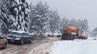 Κακοκαιρία: Απεγκλωβισμός αυτοκινήτων με επισκέπτες σε καταφύγιο του Ολύμπου - ΒΙΝΤΕΟ
