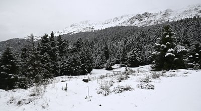 Κακοκαιρία: Χιόνια σε Πάρνηθα και Πεντέλη - Πού διακόπηκε η κυκλοφορία
