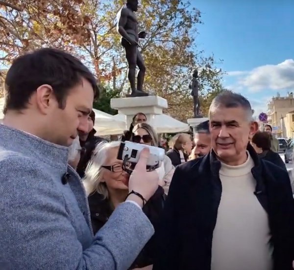 Κασσελάκης στο Άργος: Πήρε συνέντευξη από δημοσιογράφο - ΒΙΝΤΕΟ