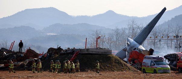 Νότια Κορέα: Μόλις δυο επιζώντες μετά τη συντριβή επιβατικού αεροσκάφους με 181 ανθρώπους 