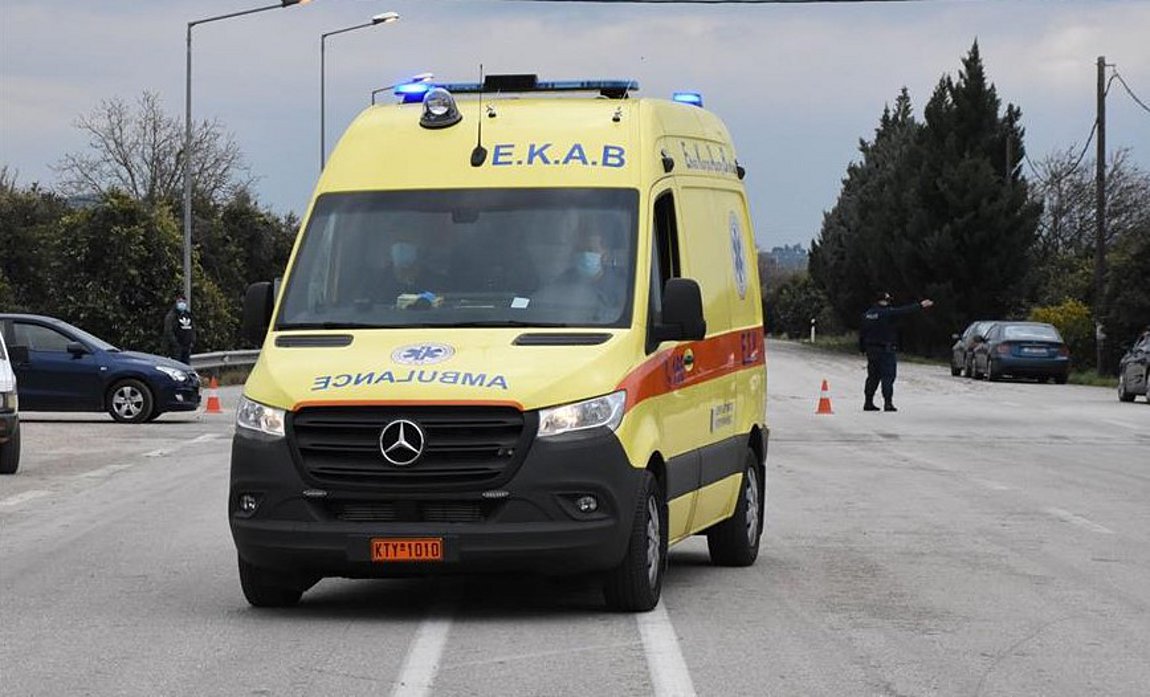 Τροχαίο στην Αχαΐα: Νεκροφόρα συγκρούστηκε με ΙΧ – Δύο τραυματίες