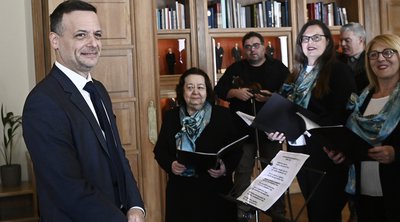 Χάρης Δούκας: Τα κάλαντα της Πρωτοχρονιάς στο Δήμαρχο Αθηναίων - ΕΙΚΟΝΕΣ
