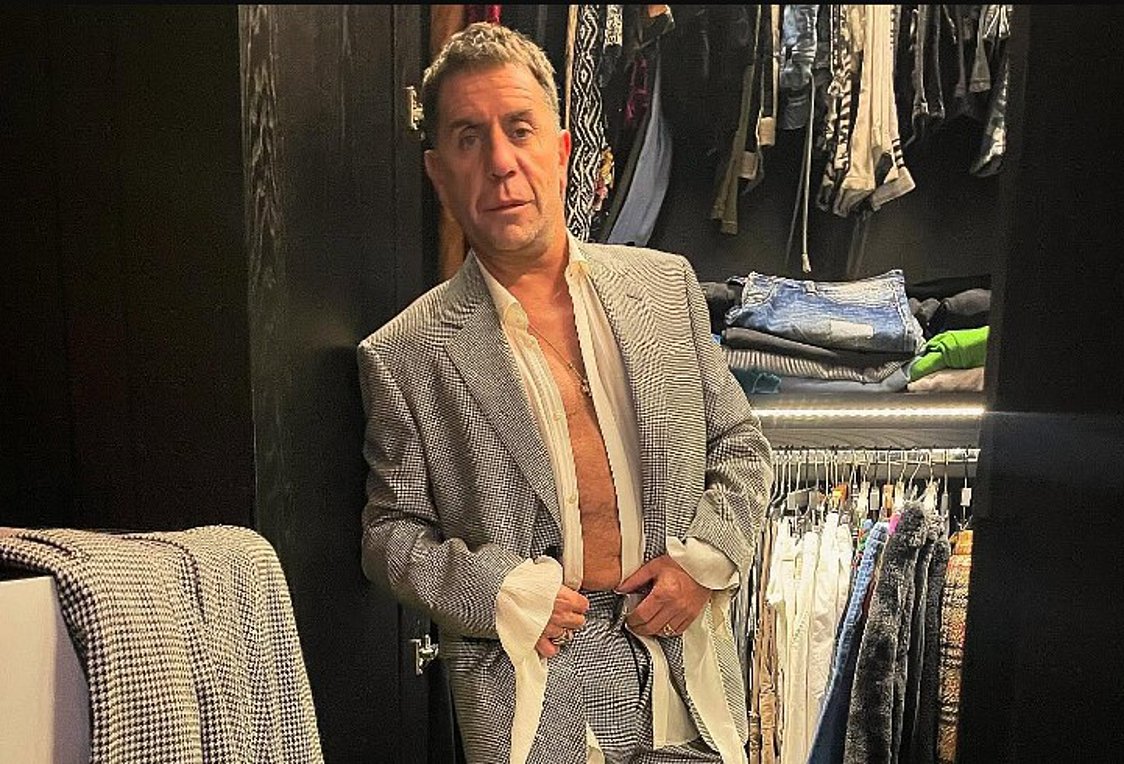 Γιώργος Μαζωνάκης: Η εκκεντρική εμφάνιση που έγινε viral