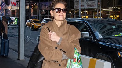 Η Katie Holmes ταίριαξε το πιο κλασικό outfit με μια τσάντα από… την παιδική μας ηλικία