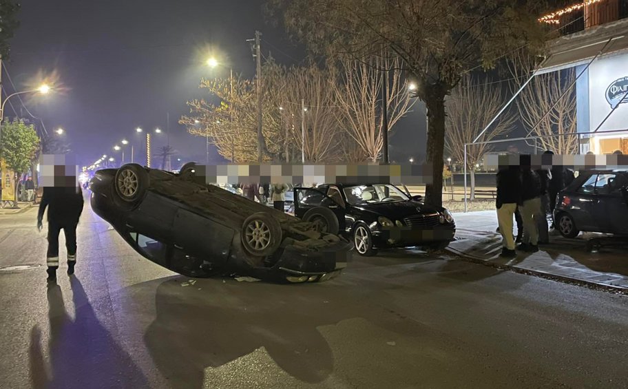 Τροχαίο ατύχημα στη Λάρισα: Από τη σύγκρουσή δύο IX ανετράπη το ένα  