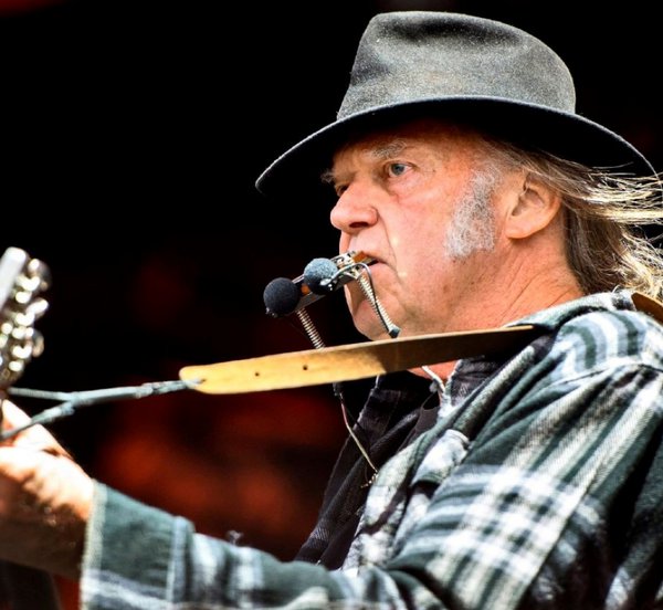 Ο θρυλικός Neil Young αποχωρεί από το Glastonbury 2025 – Το μήνυμα «καρφί»