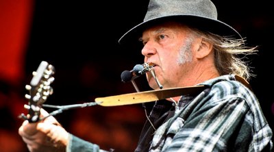 Ο θρυλικός Neil Young αποχωρεί από το Glastonbury 2025 – Το μήνυμα «καρφί»