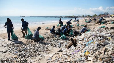 Μπαλί: Μεγάλη επιχείρηση καθαρισμού των ακτών που έχουν κατακλυστεί από πλαστικά απορρίμματα 