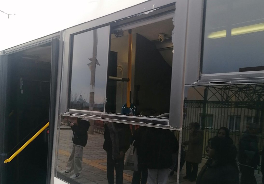 Ανήλικοι πέταξαν πέτρες σε λεωφορείο στο Πέραμα – Τραυματίστηκε επιβάτης