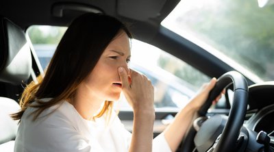 Γιατί μυρίζει καμένο πλαστικό το αυτοκίνητο – Επικίνδυνο ή όχι;