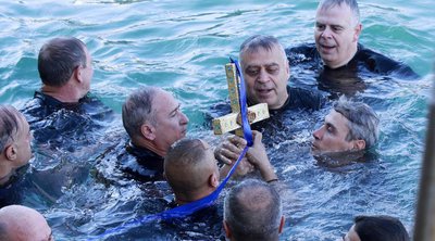 Ο Αγιασμός των Υδάτων στον Πειραιά - ΦΩΤΟ-ΒΙΝΤΕΟ
