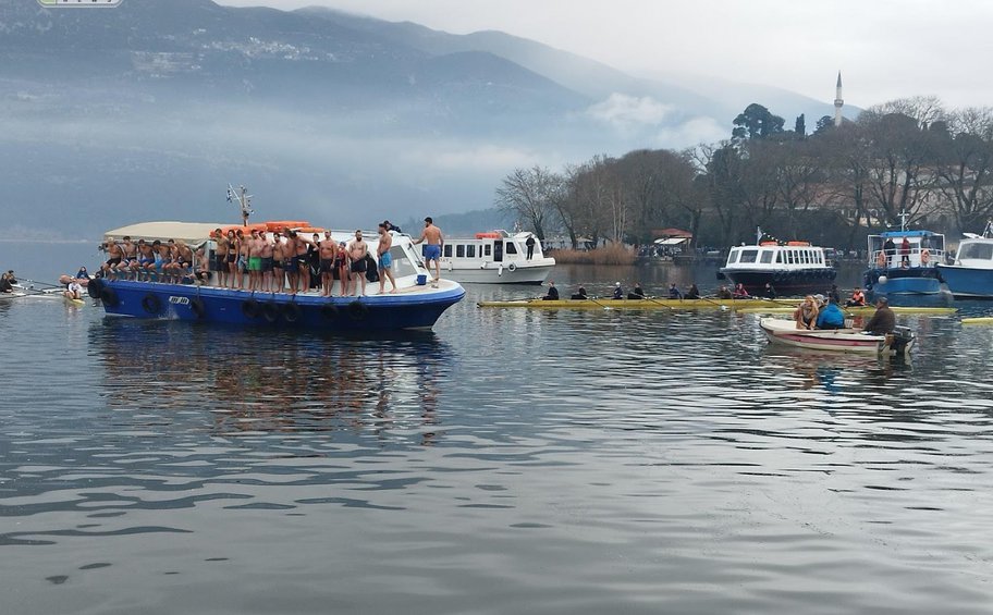 Μια 12χρονη μαθήτρια έπιασε τον Σταυρό στη λίμνη των Ιωαννίνων - BINTEO