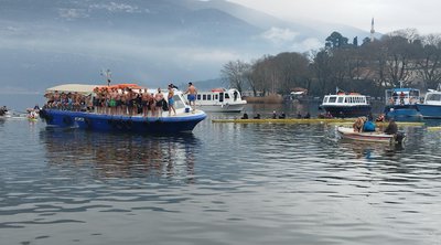 Μια 12χρονη μαθήτρια έπιασε τον Σταυρό στη λίμνη των Ιωαννίνων - BINTEO