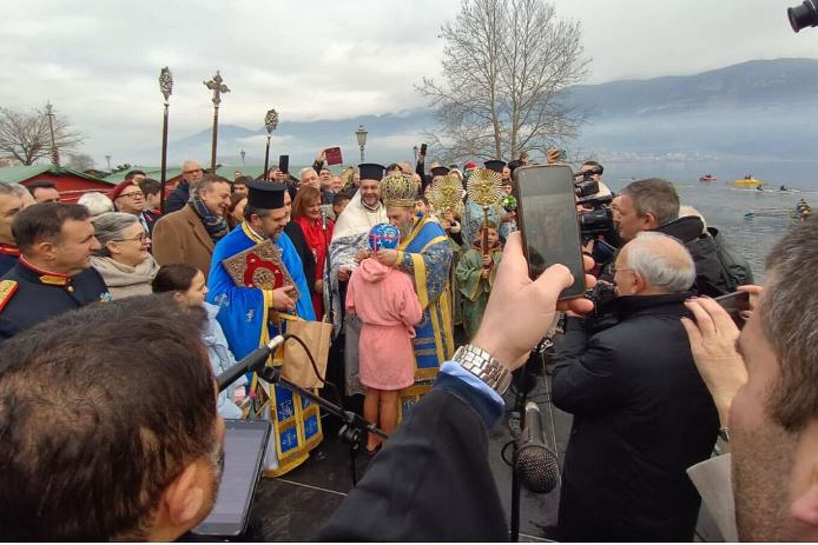 Μια 12χρονη μαθήτρια έπιασε τον Σταυρό στη λίμνη των Ιωαννίνων – BINTEO