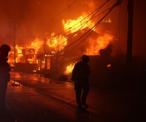 Πύρινη κόλαση στο Λος Άντζελες: Δύο νεκροί, μαζικές εκκενώσεις - ΒΙΝΤΕΟ 