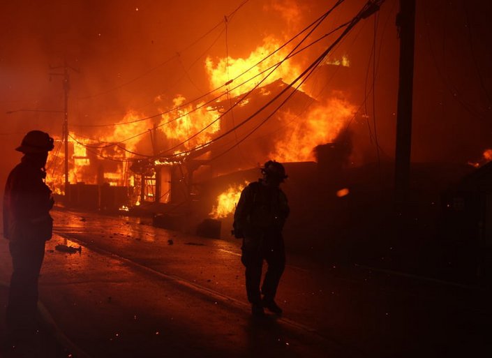 Κόλαση επί γης το Λος Άντζελες: Στάχτη έγιναν 1.500 σπίτια - Επιχειρούν πάνω από 7.500 πυροσβέστες