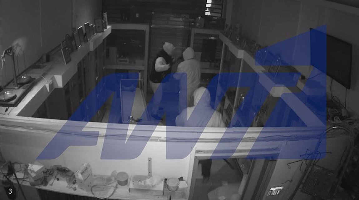 Κορυδαλλός: Διάρρηξη και πλιάτσικο σε κοσμηματοπωλείο μέσα στη νύχτα – ΒΙΝΤΕΟ