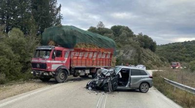 Αχαΐα: Σφοδρή σύγκρουση με φορτηγό στην Τριταία - Eπιχείρηση απεγκλωβισμού του οδηγού 