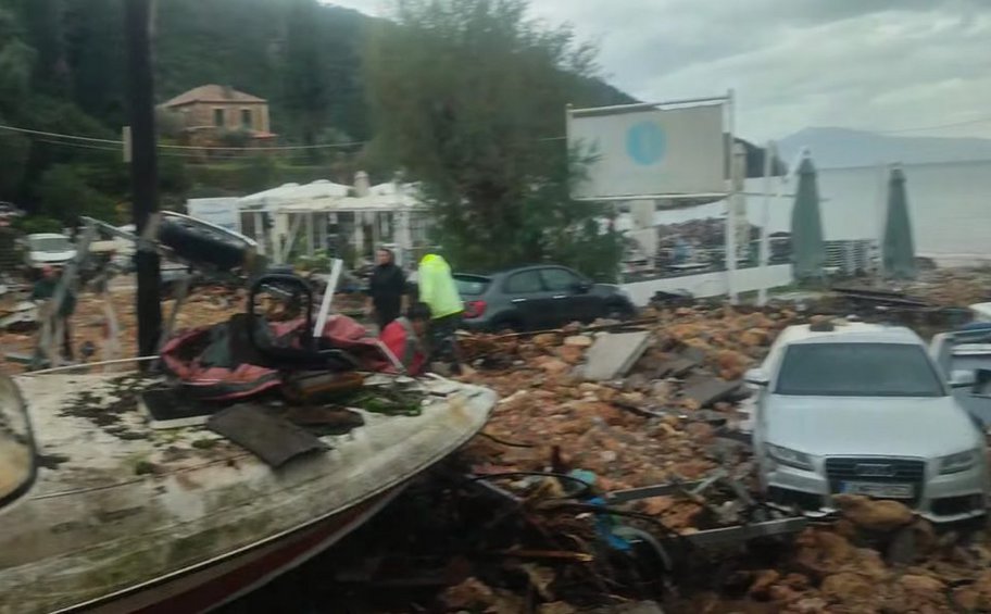 Μεσσηνία: Βάρκες και αυτοκίνητα παρασύρθηκαν από χειμάρρους
