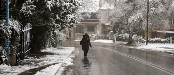 Κακοκαιρία έως την Τρίτη - Σε ποιες περιοχές θα χιονίσει σήμερα