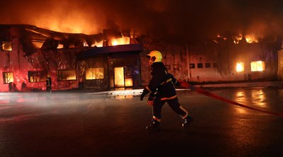 Κορωπί: Ανεξέλεγκτη μαίνεται η φωτιά σε εργοστάσιο
