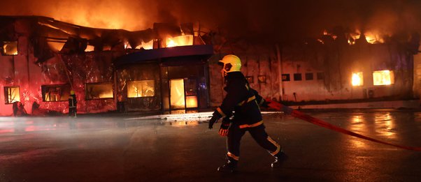 Κορωπί: Ανεξέλεγκτη μαίνεται η φωτιά σε εργοστάσιο
