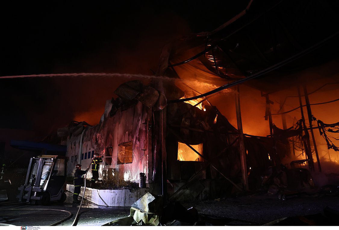 Κορωπί: Σε ύφεση η φωτιά σε εργοστάσιο αρτοσκευασμάτων