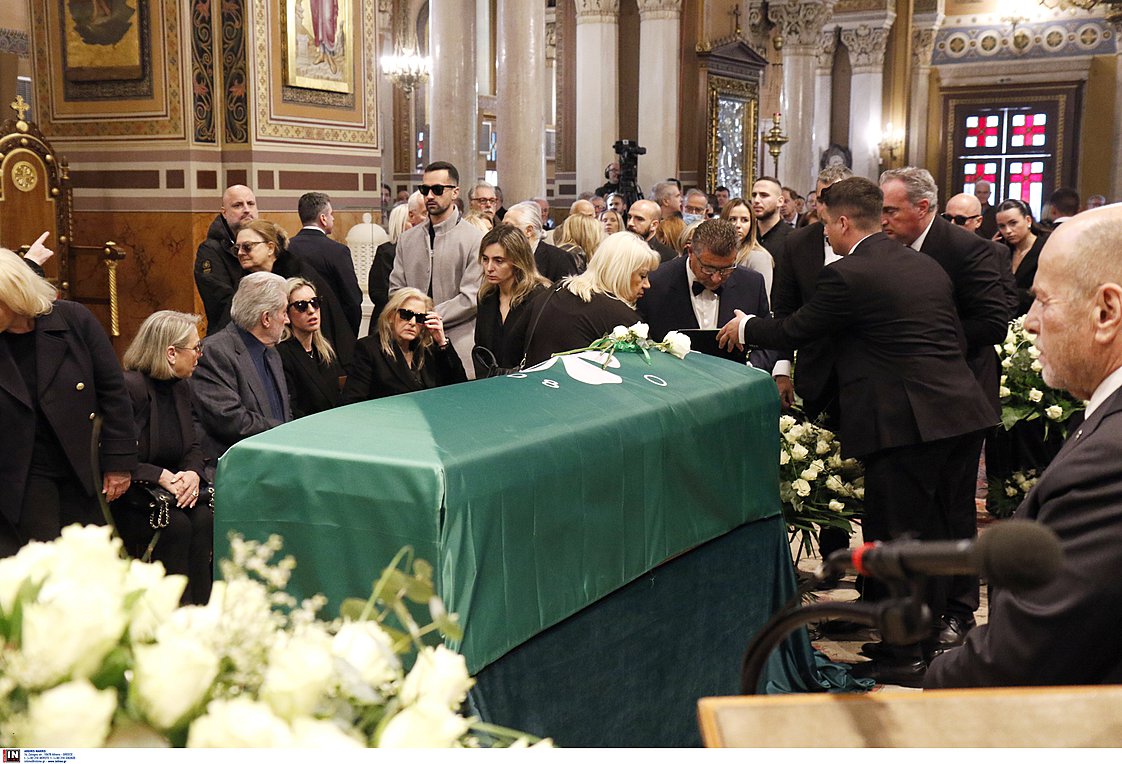 Μίμης Δομάζος: Σε κλίμα οδύνης η κηδεία του «στρατηγού»