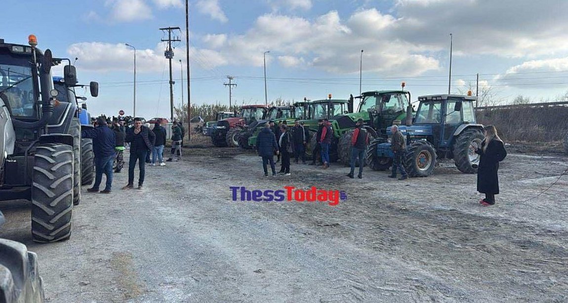 Θεσσαλονίκη: Αγρότες βγήκαν με τα τρακτέρ τους στον κόμβο Μαλγάρων